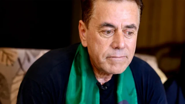 پدر سالی با لباس سیاه و شالی سبز