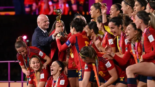 رئیس فیفا این دوره از مسابقات را «بزرگ‌ترین و بهترین» جام جهانی زنان خواند