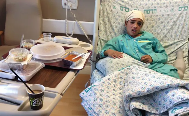 صورة لأحمد مناصرة، مكبل اليدين، في سن ال13 بعيد إلقاء القبض عليه أثناء تلقيه العلاج في مركز هداسا الطبي الإسرائيلي.