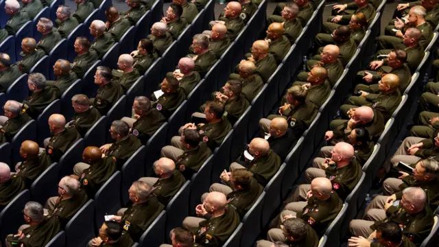 وزیر دفاع آمریکا خطاب به جمعیت گفت: «استانداردها باید یکنواخت، بی‌طرف از نظر جنسیتی و بالا باشد»