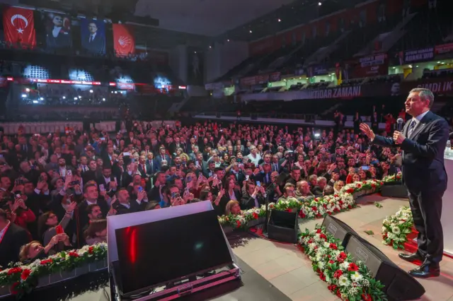 Özgür Özel sahnede konuşurken