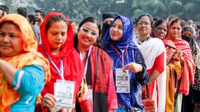 নির্বাচনে ভোটারের লাইন