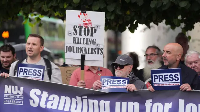 وقفة تضامنية لصحفيين في دبلن تضامناً مع زملائهم في غزة في 27 أغسطس/آب 2025
