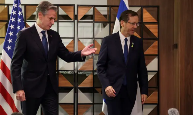 وزیر خارجه آمریکا و رئیس‌جمهوری اسرائیل امروز دوشنبه (۱۹ اوت) در مقابل خبرنگاران