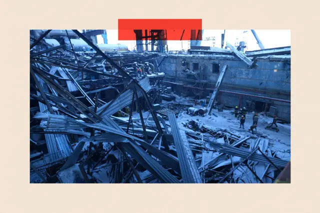 Обломки поврежденной электростанции
