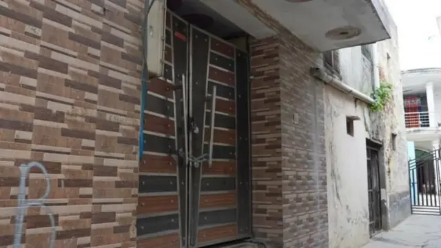 ग्रेटर नोएडा येथील निक्कीच्या सासरच्या घराला कुलूप लावण्यात आलं आहे आणि शेजाऱ्यांनी याप्रकरणी काहीही बोलण्यास नकार दिला आहे.