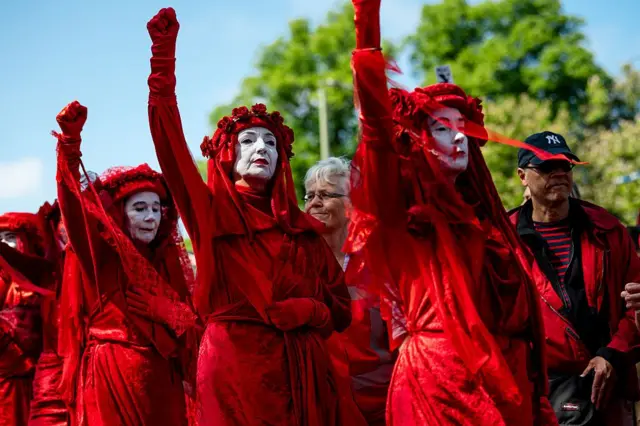 Hollanda'nın Lahey kentinde düzenlenen ve İsrail'in Gazze'ye yönelik saldırılarının kınandığı protestolara 100 binden fazla kişi katıldı. Bu protestolara katılan kadınların bazıları kırmızı elbiselerle İsrail'i protesto etti