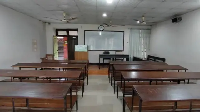 নতুন পেনশন স্কিম বাতিলের দাবিতে শিক্ষকদের কর্মসূচির কারণে সোমবার ক্লাস পরীক্ষা হয়নি দেশের কোনো পাবলিক বিশ্ববিদ্যালয়ে