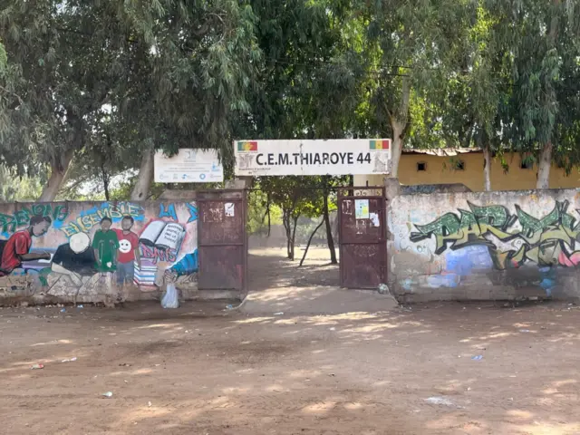 Entrée du CEM Thiaroye 44 où s'est déroulé le massacre du 1er décembre 1944.