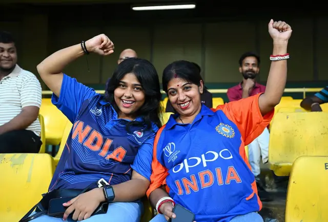 नवी मुंबईतल्या फायनलसाठी मोठ्या संख्येनं महिला आपल्या मुलींनाही घेऊन आल्या होत्या. 