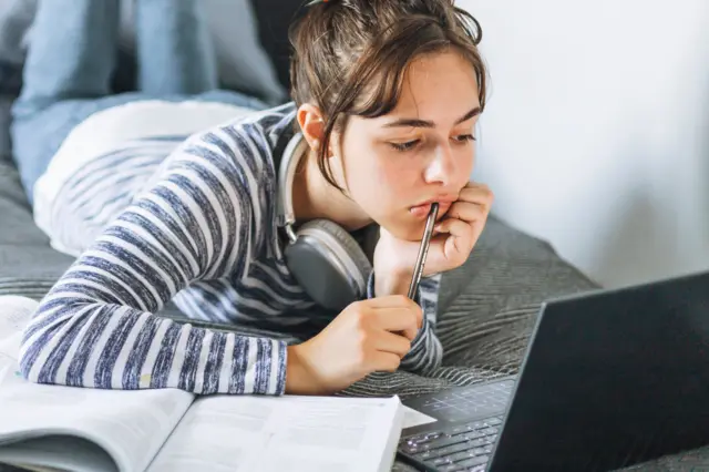 Ders çalışan bir öğrenci