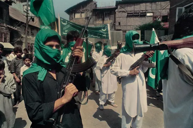 د العمر وسله والې ډلې غړي په داسې حال کې چې په کلاشینکوفونو او بیرغونو سمبال دي، د ۱۹۹۲ کال د اګسټ په ۱۴مه د هند د جامو او کشمیر په سرینګر کې