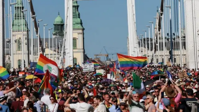 పరేడ్‌లో పెద్ద సంఖ్యలో ప్రజలు