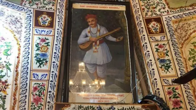 कबिरांवर आपल्या नामदेवांचाही प्रभाव होता.