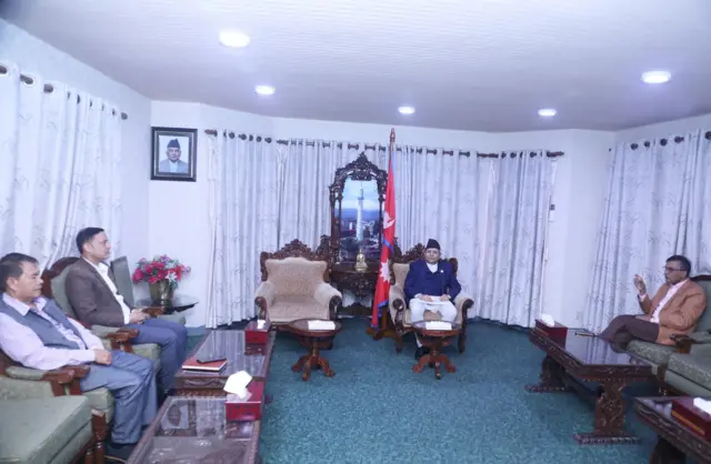 सभामुख देवराज घिमिरे विपक्षीहरूसँग छलफल गर्दै