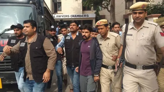 কারাগারে বন্দি থেকেই তার গোষ্ঠীকে পরিচালনা করেন লরেন্স বিষ্ণোই।