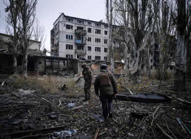 Деярли тўрт йиллик урушдан сўнг, кўплаб аскарлар чарчаган ва қочқинлар сони ортиб бормоқда.