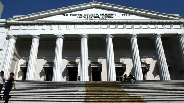 एशियाटिक लायब्ररीच्या आधी इथं टाऊन हॉल होता. याच पायऱ्यांवर राणीचा जाहीरनामा वाचला गेला.