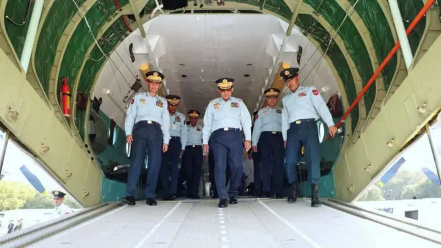 Y-8 လေယာဉ်ကို စစ်ဆေးနေတဲ့ ဗိုလ်ချုပ်မှူးကြီးမင်းအောင်လှိုင်