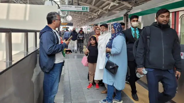 অনেকে পরিবার নিয়ে এসেছেন মেট্রোরেল ভ্রমণে।