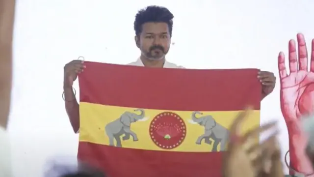 தமிழக வெற்றிக் கழகத்தின் கொடியை அறிமுகம் செய்தார் நடிகர் விஜய்