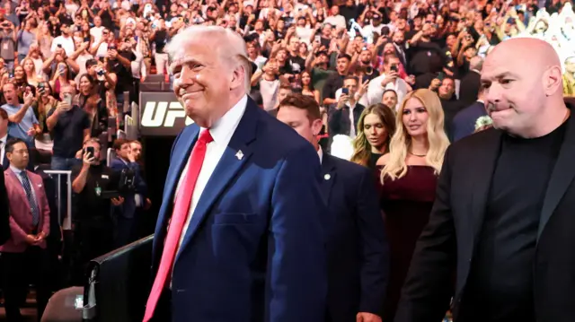 特朗普(中)在佛羅里達邁亞密出席終極格鬥冠軍賽(UFC)(11/4/2026)