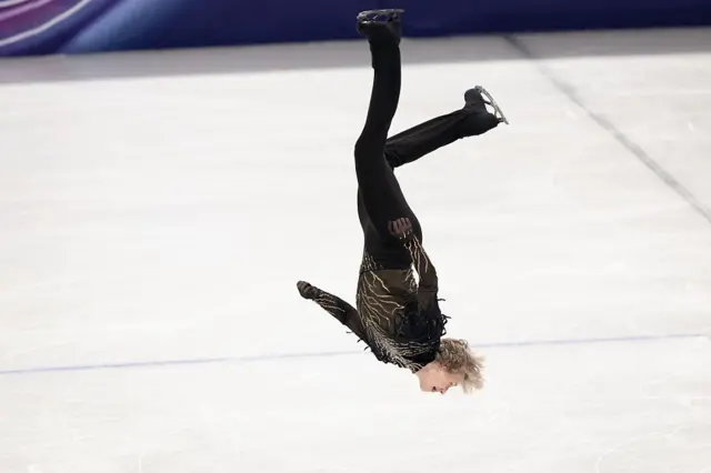 ABD’yi erkekler buz pateninde altın madalyaya taşıyan Ilya Malinin, ters takla atarken