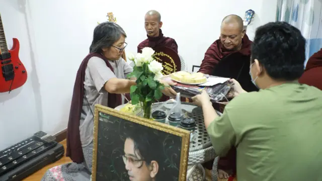 သြဂုတ်လ ၂၃ ရက် မနက်ပိုင်းက ရန်ကုန်မြို့က နေအိမ်မှာပြုလုပ်ခဲ့တဲ့ ကိုင်ဇာအတွက် သက်ပျောက်ဆွမ်းအလှူ