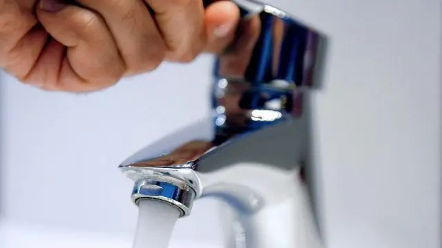 Відкритий кран з водою