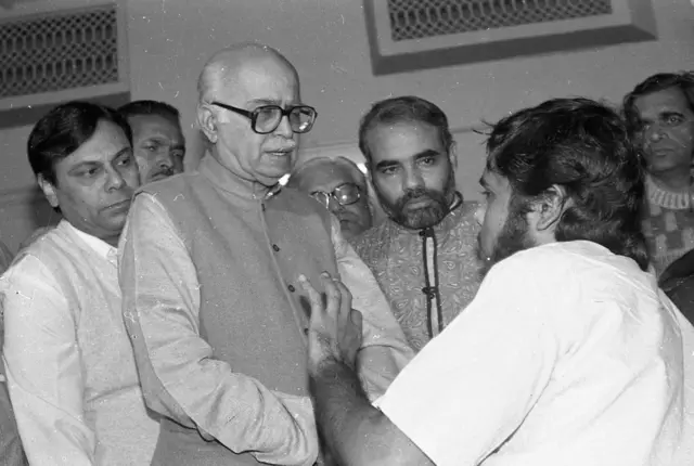 23 जून 1992 रोजीचं छायाचित्र. यात लालकृष्ण अडवाणी, नरेंद्र मोदी आणि हरेन पाठक दिसत आहेत.