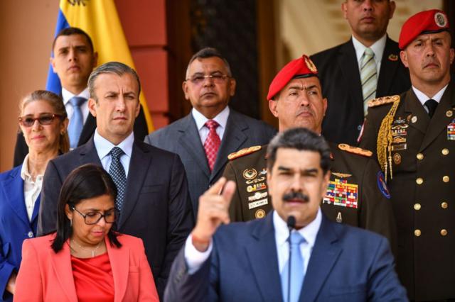 El Aissami y otros dirigentes venezolanos, detrás de Maduro mientras pronuncia un discurso. 