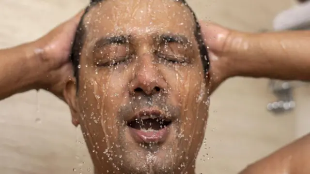 সাধারণত পুরুষদের ত্বকে বেশি সেবেসিয়াস গ্রন্থি থাকে।