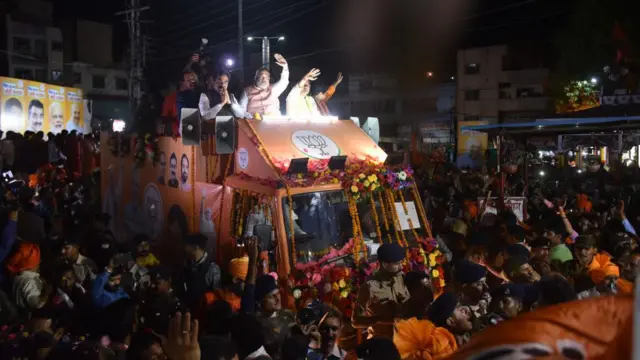 প্রজ্ঞা সিং ঠাকুরের হয়ে ভোটের প্রচার করছেন অমিত শাহ্