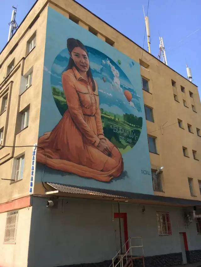 Бурулайдын сүрөтү өзү окуган окуу-жайга тартылган 