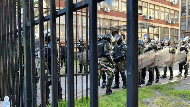 Jake snage žandarmerije pred ulazom u sud u Novom Sadu