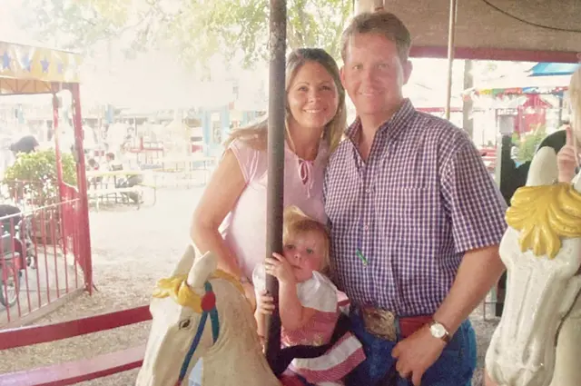 Scott, Tracey y Hailey en un carrusel, cuando ella era pequeña. 