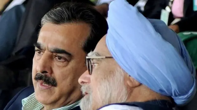 मनमोहन सिंग पाकिस्तानचे पंतप्रधान युसूफ रझा गिलानी यांच्यासोबत