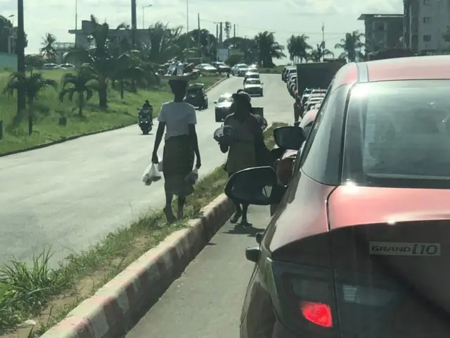 Revendeurs dans les rues d'Abidjan 