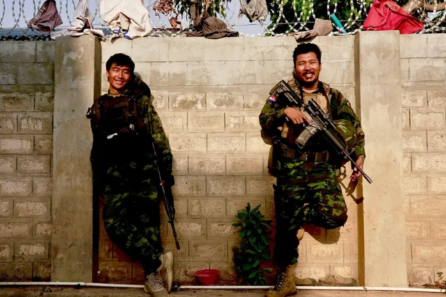 샘과 코브라는 어렸을 때부터 서로를 알고 지냈다