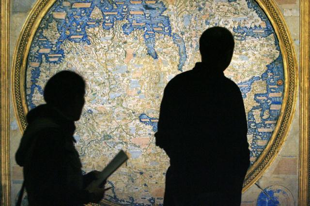 Visitantes de un museo observan el mapamundi de Fra Mauro