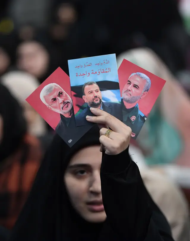 سيدة تحمل صور قاسم سليماني