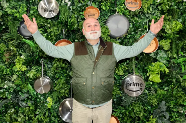 José Andrés posa sonriente y con los brazos abiertos.