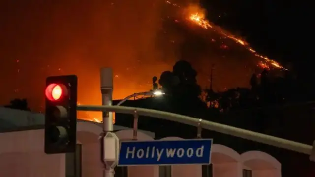 Вогонь дістався Голлівуду. Полум'я загрожує "Алеї слави" та концертному залу Hollywood Bowl