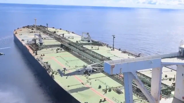  M/T Majestic X නෞකාවට ඇමෙරිකානු හමුදා ගොඩ බසින අයුරු