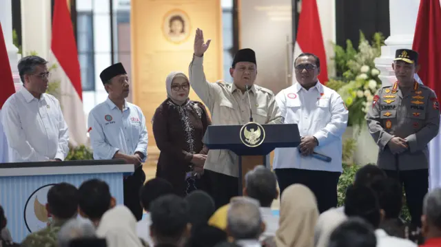 Presiden Prabowo Subianto (ketiga kanan) menyampaikan sambutan saat meresmikan Museum Ibu Marsinah dan Rumah Singgah di Desa Nglundo, Kabupaten Nganjuk, Jawa Timur, Sabtu (16/5/2026).