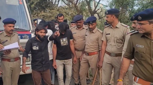 બીબીસી ગુજરાતી, ગુજરાત, બીબીસી, અમદાવાદ, બગદાણા, નવનીત બાલધિયા, માયાભાઈ આહીર, જયરાજ આહીર, ગુજરાત પોલીસ, હીરા સોલંકી