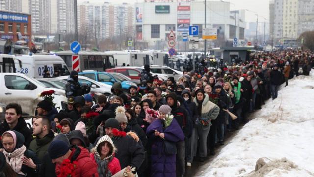A large queue of people gather to pay their respects at the funeral of Alexei Navalny