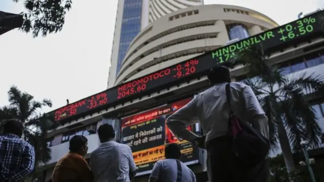 शेअर बाजारात चढ-उतार तसे सामान्य असतात, मात्र अलिकडच्या घसरणीमुळं गुंतवणूकदारांना त्यांच्या गुंतवणुकीबद्दलच गंभीर चिंता वाटू लागली आहे. (प्रतिकात्मक छायाचित्र)