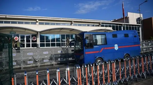silivri cezaevi girişinde bekleyen nakliye otobüsü