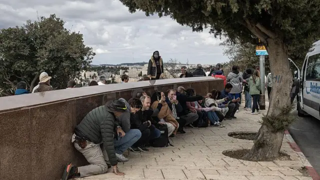 İsraildə insanlar raket atəşi siqnalı veriləndə daldalanmağa çalışır